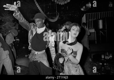 Black British Man 1980s UK. New Romantics danzano tutta la notte al nightclub Heaven in Villiers Street, Charing Cross, Londra, Inghilterra dicembre 1980. Inghilterra, HOMER SYKES Foto Stock