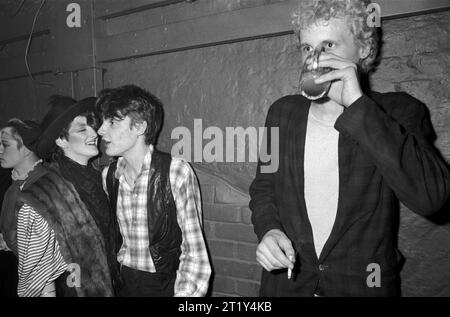 Un nightclub Heaven per una coppia e un uomo single che fumano e bevono. Villiers Street, Charing Cross, Londra, Inghilterra dicembre 1980 1980s UK HOMER SYKES Foto Stock