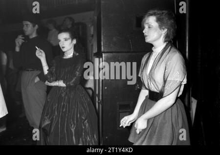 New Romantics danzano tutta la notte al nightclub Heaven in Villiers Street, Charing Cross, Londra, Inghilterra dicembre 1980. 1980S UK HOMER SYKES Foto Stock