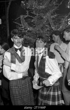 New Romantics con tartan una dichiarazione di moda al tempo al nightclub Heaven di Villiers Street, Charing Cross, Londra. Inghilterra, dicembre 1980. 1980S UK HOMER SYKES Foto Stock