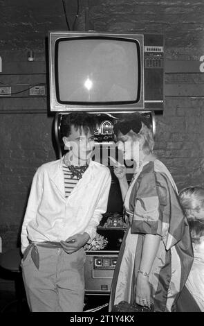 New Romantics Menswear, coppia alla moda al nightclub Heaven di Villiers Street, Charing Cross, Londra. Inghilterra, dicembre 1980. 1980S UK HOMER SYKES Foto Stock