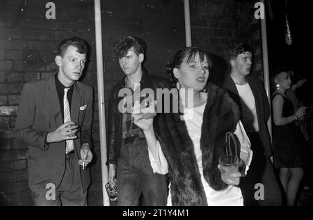 Giovani adulti abbigliamento maschile alla moda al nightclub Heaven in Villiers Street, Charing Cross, Londra, Inghilterra 1980 dicembre 1980s UK HOMER SYKES Foto Stock