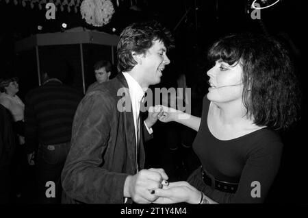 Ian Walker giornalista scrittore autore in incarico per la rivista New Society storia su New Romantics, al nightclub Heaven. Charing Cross, Londra, Inghilterra dicembre 1980. 1980S UK HOMER SYKES Foto Stock