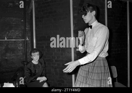 1Nuovo romanticismo che indossa tartan una moda all'epoca al nightclub Heaven in Villiers Street, Charing Cross, Londra, Inghilterra dicembre 1980 1980 HOMER SYKES Foto Stock