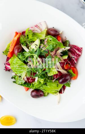insalata di verdure, foglie di lattuga, cetrioli, cipolle rosa, vista dall'alto Foto Stock