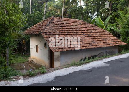 11 giu 2023 Menglore: Vecchie case con tetto piastrellato a vengurla sindhudurg Maharashtra India Asia Foto Stock