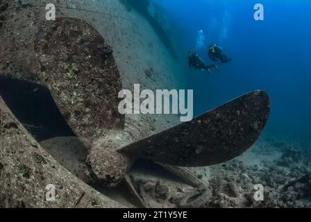 Due subacquei che esplorano l'elica del Thisltlegorm, un famoso relitto nel mare rosso Foto Stock