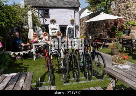 Moretonhampstead, Devon, Inghilterra, Regno Unito. 05.09.2023. Portabiciclette per uso clienti nel giardino di un bar a Moretonhampstead, Devon settentrionale, Inghilterra, Unit Foto Stock