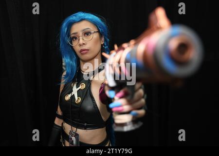 New York City, Stati Uniti. 15 ottobre 2023. Cosplayer Jessa del Bronx è il Jinx di Arcane che mira a ottenere risultati al New York Comic con 2023 al Jacob Javits Center il 15 ottobre 2023 a New York City. (Foto di Gordon Donovan/NurPhoto) credito: NurPhoto SRL/Alamy Live News Foto Stock