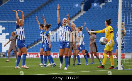 Brighton, Regno Unito. 15 ottobre 2023. Mani in alto - i giocatori si appellano per un fallo durante la partita di Super League femminile di Barclays tra Brighton e Hove Albion e Tottenham Hotspur all'American Express Stadium di Brighton. Crediti: James Boardman/Alamy Live News Foto Stock