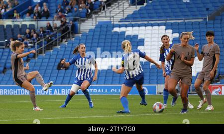 Brighton, Regno Unito. 15 ottobre 2023. Durante il Barclays Women's Super League match tra Brighton e Hove Albion e Tottenham Hotspur all'American Express Stadium di Brighton. Crediti: James Boardman/Alamy Live News Foto Stock