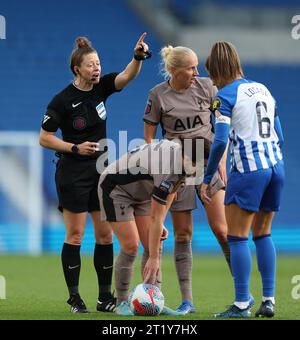 Brighton, Regno Unito. 15 ottobre 2023. L'arbitro Kirsty Dowle durante il Barclays Women's Super League match tra Brighton e Hove Albion e Tottenham Hotspur all'American Express Stadium di Brighton. Crediti: James Boardman/Alamy Live News Foto Stock