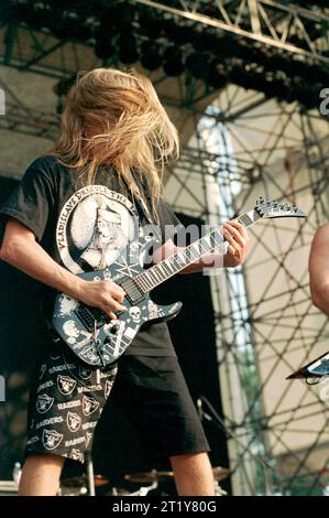 Milano Italia 1996-07-10 : il chitarrista Jeff Hanneman della band Slayer durante il concerto all'Acquatica Park Foto Stock