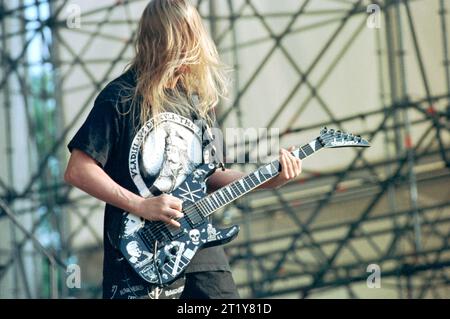 Milano Italia 1996-07-10 : il chitarrista Jeff Hanneman della band Slayer durante il concerto all'Acquatica Park Foto Stock