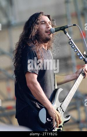 Milano Italia 1996-07-10 : il cantante e bassista Tom Araya della band Slayer durante il concerto al Parco Acquatica Foto Stock