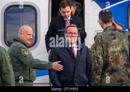 Holzdorf, Germania. 16 ottobre 2023. Ingo ingo Gerhartz (l), ispettore generale dell'Aeronautica militare tedesca dà il benvenuto al ministro della difesa tedesco Boris Pistorius (M, SPD) alla base aerea di Holzdorf. Durante la sua visita, il ministro della difesa ha fornito informazioni sul sito e sui grandi progetti attualmente in corso. Credito: Klaus-Dietmar Gabbert/dpa/Alamy Live News Foto Stock