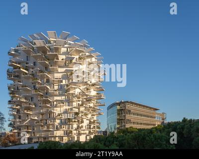 Montpellier, Francia - 01 05 2023: Vista del paesaggio urbano dell'Arbre Blanc o dell'albero bianco e della biblioteca universitaria Richter, architettura moderna nel tardo pomeriggio Foto Stock