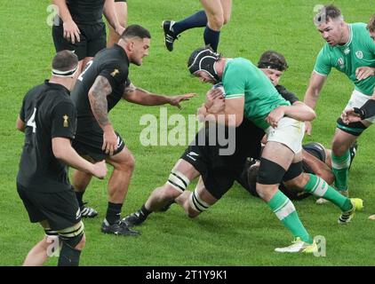 Caelan Doris d'Irlanda, Scott Barrett della nuova Zelanda durante la Coppa del mondo 2023, partita di rugby a 15 dei quarti di finale tra Irlanda e nuova Zelanda il 14 ottobre 2023 allo Stade de France di Saint-Denis vicino Parigi Foto Stock