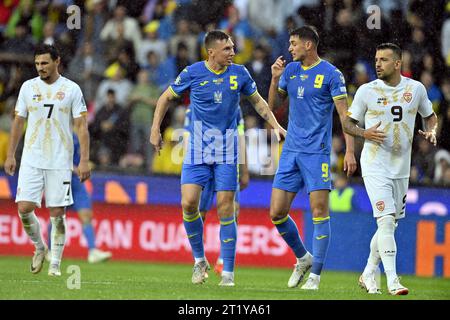 PRAGA, CECHIA - 14 OTTOBRE 2023 - il centrocampista Serhiy Sydorchuk e l'attaccante Roman Yaremchuk (da L a R, al centro) dell'Ucraina parlano in campo durante il Foto Stock