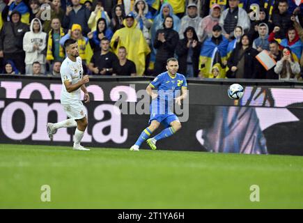 PRAGA, CECHIA - 14 OTTOBRE 2023 - il difensore ucraino Oleksandr Karavaiev (R) e il difensore della Macedonia del Nord Visar Brazu si concentrano sul pallone durante il Foto Stock