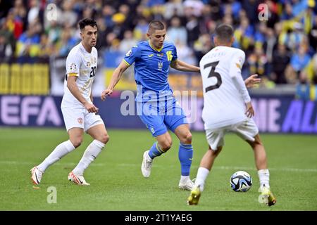 PRAGA, CECHIA - 14 OTTOBRE 2023 - il difensore ucraino Vitaliy Mykolenko (C) è visto in azione con i centrocampista Bojan Miovski e Stefan Ashkovski ( Foto Stock