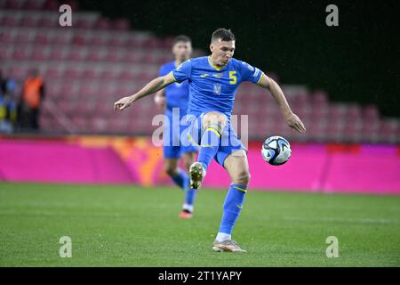 Non esclusiva: PRAGA, CECHIA - 14 OTTOBRE 2023 - il centrocampista ucraino Serhiy Sydorchuk calcia la palla durante le qualificazioni europee UEFA EURO 2024 Foto Stock