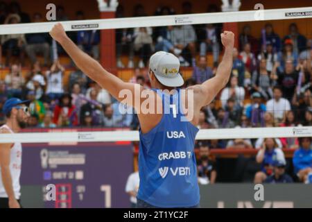 Tlaxcala, Ciudad de Mexico, Messico. 16 ottobre 2023. 15 ottobre 2023, Tlaxcala, Messico: Trevor Crabb degli Stati Uniti celebra la partita della medaglia di bronzo maschile del campionato mondiale di Beach volley tra Stati Uniti e Polonia. Il 15 ottobre 2023 a Tlaxcala, Messico. (Immagine di credito: © Essene Hernandez/eyepix via ZUMA Press Wire) SOLO USO EDITORIALE! Non per USO commerciale! Foto Stock