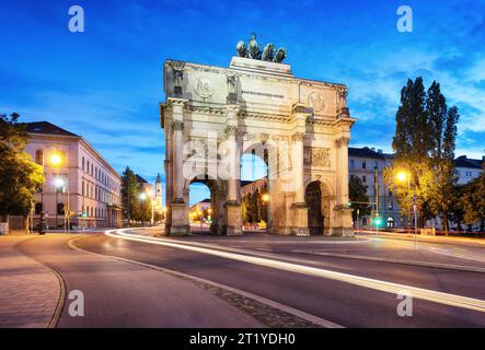 Siegestor (porta della Vittoria) arco trionfale nel centro di Monaco, Germania Foto Stock