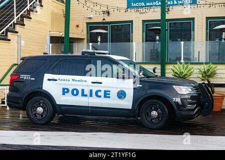 Santa Monica, USA, 16 gennaio 2023: Un'auto ufficiale della polizia sul molo di Santa Monica, in California (USA), è la tipica auto nordamericana. Foto Stock