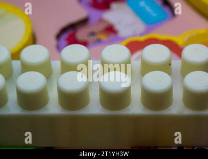 Un set Lego economico come giocattolo per bambini sotto una fotografia macro Foto Stock