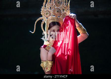 Antica Lanna fantasma in costume tradizionale la donna che indossa il tipico abito Apsara, Ghost, Halloween Woman e Devil. Foto Stock