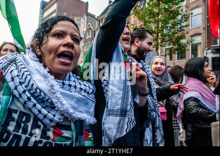 15 ottobre, Amsterdam. La comunità palestinese nei Paesi Bassi ha organizzato una marcia nel centro della città per condannare il governo di Israele ed esprimere solidarietà al popolo palestinese. Durante la manifestazione, circa 10.000 manifestanti hanno sventolato bandiere palestinesi e portato striscioni, inviando un potente messaggio di solidarietà a Gaza e al popolo palestinese. Foto Stock