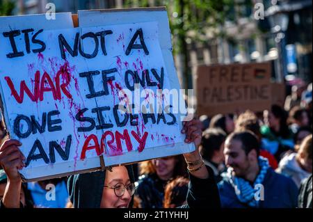 15 ottobre, Amsterdam. La comunità palestinese nei Paesi Bassi ha organizzato una marcia nel centro della città per condannare il governo di Israele ed esprimere solidarietà al popolo palestinese. Durante la manifestazione, circa 10.000 manifestanti hanno sventolato bandiere palestinesi e portato striscioni, inviando un potente messaggio di solidarietà a Gaza e al popolo palestinese. Foto Stock