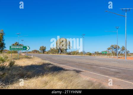 Illuminazione stradale a energia solare nell'Australia centrale sulla Stuart Highway vicino all'Erldunda Desert Oaks Resort nel territorio del Nord dell'Australia Foto Stock