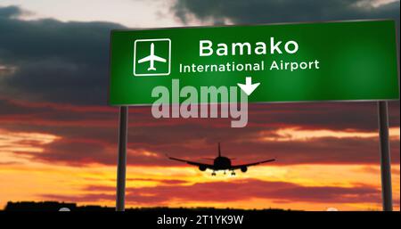 La silhouette dell'aereo atterra a Bamako, Mali. Arrivo in città con indicazioni per l'aeroporto e tramonto sullo sfondo. Viaggio e trasporto concetto 3 Foto Stock