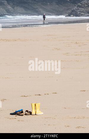 Vari tipi di calzature sulla spiaggia di Mawgan Porth in Cornovaglia, nel Regno Unito. Foto Stock