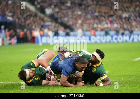 La francese Peato Mauvaka e la sudafricana Siya Kolisi durante la partita dei quarti di finale della Coppa del mondo di rugby 2023 tra Francia e Sudafrica allo Stade de France di Saint-Denis, in Francia, il 15 ottobre 2023. Crediti: FAR EAST PRESS/AFLO/Alamy Live News Foto Stock