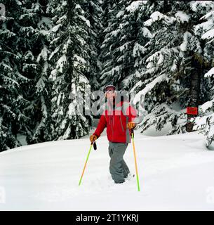 Jim Jack, noto sciatore e giudice di gare di sci, si trova in neve fresca. Jim fu catturato in una valanga nel 2012 e fu ucciso nell'entroterra con altri 3 sciatori. Foto Stock