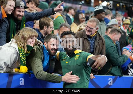 Il sudafricano Siya Kolisi scatta un selfie con i tifosi dopo aver vinto il match dei quarti di finale della Coppa del mondo di rugby 2023 tra Francia e Sudafrica allo Stade de France di Saint-Denis, in Francia, il 15 ottobre 2023. Crediti: FAR EAST PRESS/AFLO/Alamy Live News Foto Stock