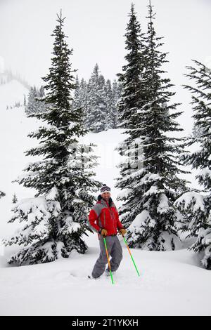 Jim Jack, noto sciatore e giudice di gare di sci, si trova in neve fresca. Jim fu catturato in una valanga nel 2012 e fu ucciso nell'entroterra con altri 3 sciatori. Foto Stock