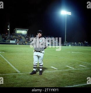 Un ritratto di un arbitro ad una partita di football delle superiori. Foto Stock