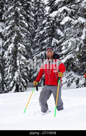 Jim Jack, noto sciatore e giudice di gare di sci, si trova in neve fresca. Jim fu catturato in una valanga nel 2012 e fu ucciso nell'entroterra con altri 3 sciatori. Foto Stock