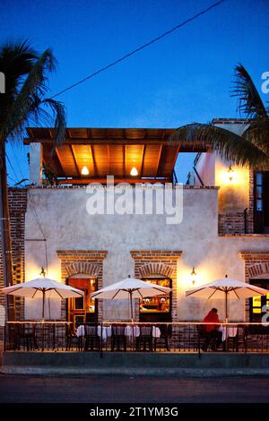 Un hotel e un ristorante in una notte serena a Todos Santos, Baja California Sur, Messico. Foto Stock