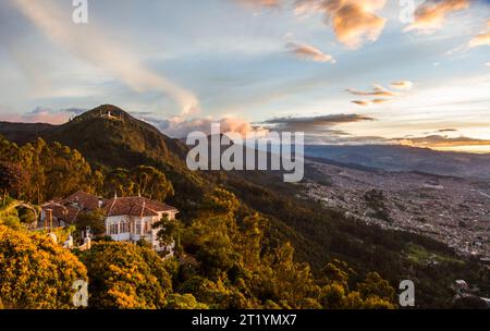 La vista dal Monte Monserrate che si affaccia sul centro di Bogotà, Colombia. Foto Stock