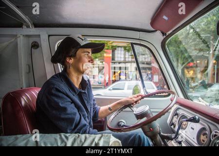 Una donna guida un furgone attraverso Port Townsend mentre si prepara per la Race to Alaska, una corsa in barca non motorizzata di 750 miglia da Port Townsend, Washington, a Ketchikan, Alaska. Foto Stock