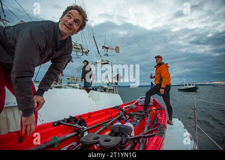 Due uomini si preparano a remare nello stretto di Juan de Fuca durante la corsa verso l'Alaska, una corsa in barca non motorizzata di 750 km da Port Townsend, Washington, a Ketchikan, Alaska. Foto Stock