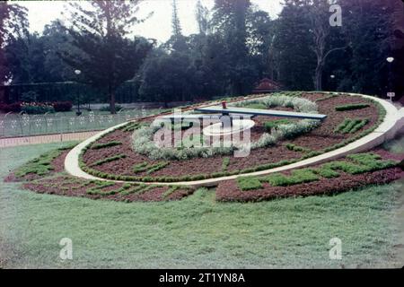 Lalbagh, Un vasto giardino situato in un terreno di 240 acri nel cuore della città di Banglore. Rinomato a livello internazionale come centro per le opere d'arte botaniche e la conservazione delle piante, Lalbagh è uno dei giardini più panoramici dello stato del Karnataka. il parco attira numerosi visitatori con la sua famosa casa in vetro e ospita anche 1.854 specie di piante. Foto Stock