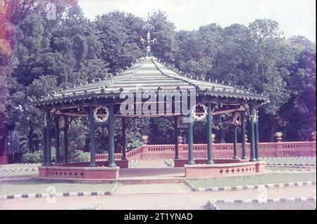 Lalbagh, Un vasto giardino situato in un terreno di 240 acri nel cuore della città di Banglore. Rinomato a livello internazionale come centro per le opere d'arte botaniche e la conservazione delle piante, Lalbagh è uno dei giardini più panoramici dello stato del Karnataka. il parco attira numerosi visitatori con la sua famosa casa in vetro e ospita anche 1.854 specie di piante. Foto Stock