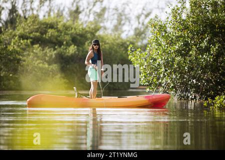 Donna che pesca dal kayak Foto Stock