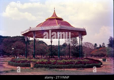 Lalbagh, Un vasto giardino situato in un terreno di 240 acri nel cuore della città di Banglore. Rinomato a livello internazionale come centro per le opere d'arte botaniche e la conservazione delle piante, Lalbagh è uno dei giardini più panoramici dello stato del Karnataka. il parco attira numerosi visitatori con la sua famosa casa in vetro e ospita anche 1.854 specie di piante. Foto Stock